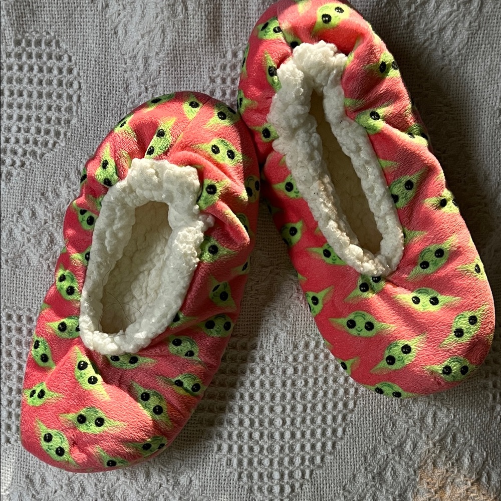 Women’s Yoda Print Pink Slippers
